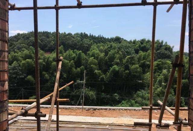 有了很多人提前將在農(nóng)村閑置的宅基地開始構(gòu)筑起自己理想的家園，也為以后老了回去留下了一塊無價(jià)的福地
