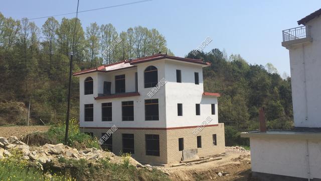 怎么在農(nóng)村建一棟既好看又實(shí)用的房子呢？今天小編帶來3套建房案例，供各位參考!