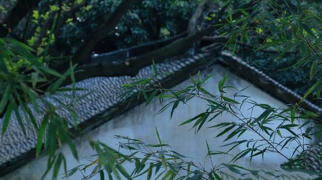 室內(nèi)布局合理實用，空間利用率高，一進門正對神位，符合農(nóng)村生活需求,一座美好的別墅！