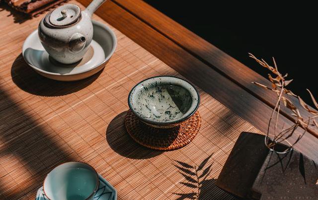 回農(nóng)村老家蓋別墅，就是為了享受與家人平淡自足的田園生活，溫馨十足，俗話說(shuō)“父母在，不遠(yuǎn)游”，在老家建一棟大氣的小別墅別墅!