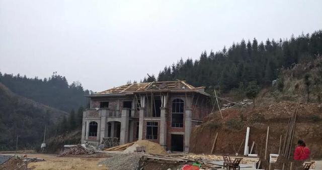 　將福建地區(qū)四棟別墅的設(shè)計(jì)與現(xiàn)實(shí)生活中的景觀進(jìn)行對(duì)比?，F(xiàn)實(shí)生活看起來確實(shí)更好！