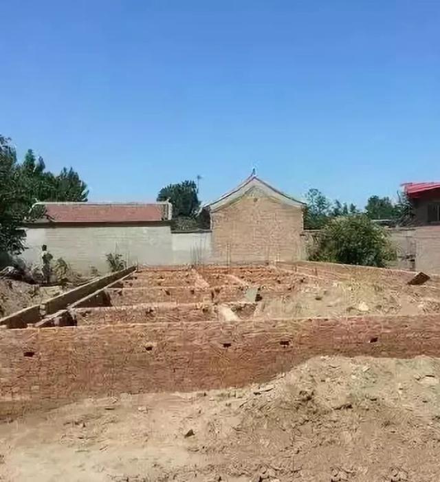 與在城里買一套兩居室公寓相比，你可以在你的家鄉(xiāng)建一棟別墅?，F(xiàn)在讓我們來(lái)看看！