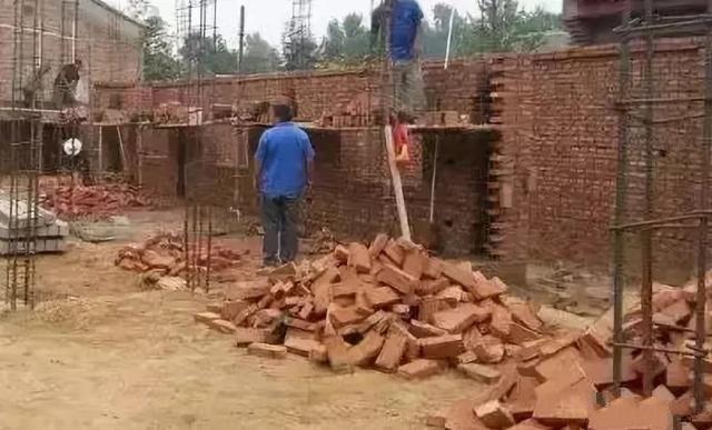 與在城里買一套兩居室公寓相比，你可以在你的家鄉(xiāng)建一棟別墅。現(xiàn)在讓我們來(lái)看看！