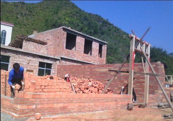 現(xiàn)在農(nóng)村的房屋建筑與以前大不相同。許多人在他們的家園上建造了漂亮的別墅，這真是令人羨慕。