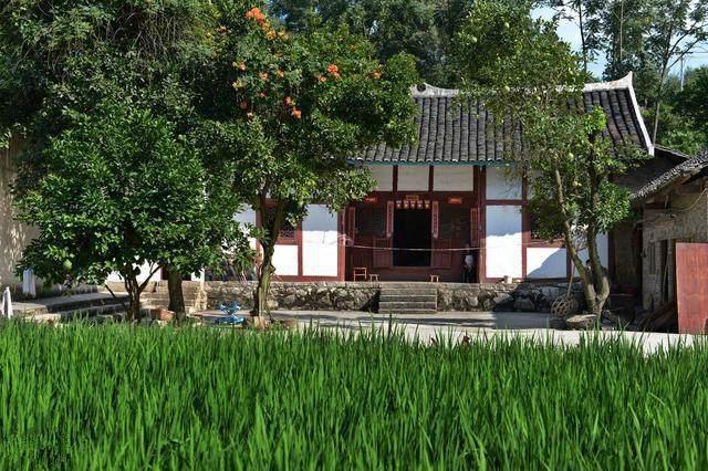我向你們展示一套新農(nóng)村的平面圖，寬15米，深13米。它計(jì)劃建在豫北的農(nóng)村。這間公寓怎么樣？